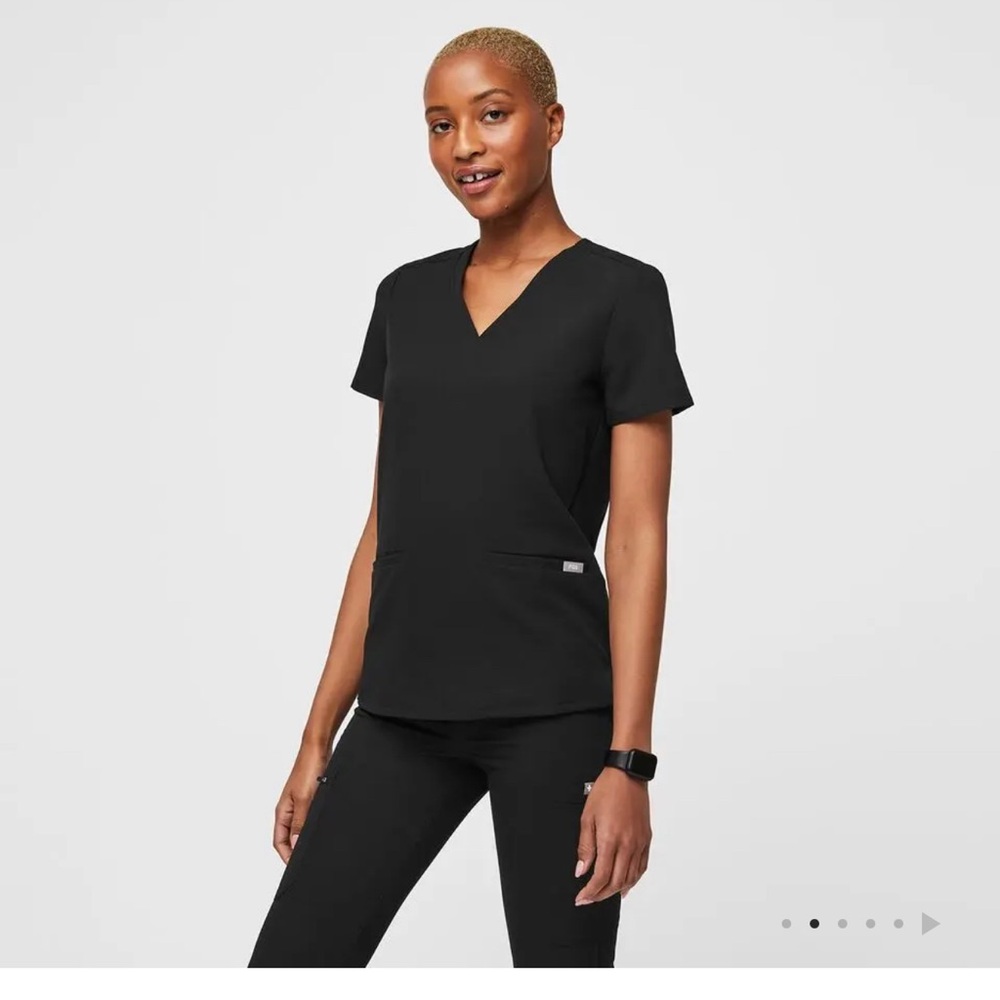 Casma Three-Pocket Scrub Top black figs